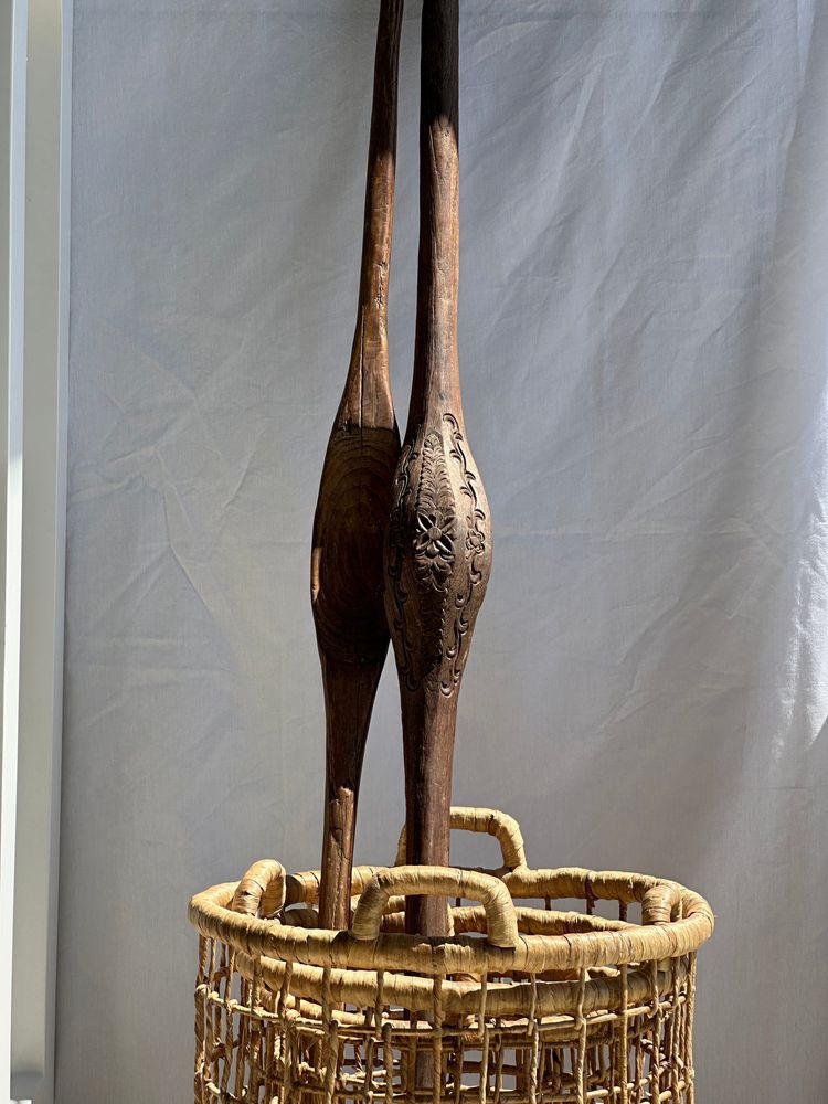 Sculptures, statuettes et miniatures - Duo de bâtons en bois sculpté, anciens outils traditionnels de tissage indonésiens - OFFICE OBJETS