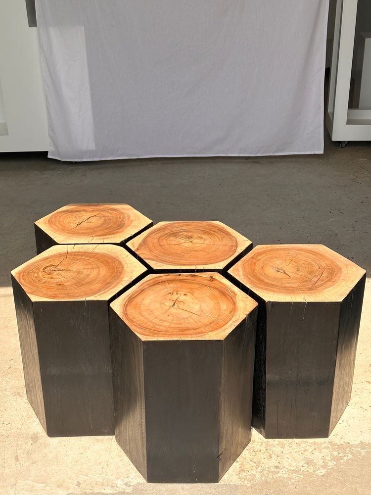 Tables basses - Ensemble de 5 stools hexagonaux en suar bicolore formant mobilier d'appoint modulaire (table basse / assise) - OFFICE OBJETS