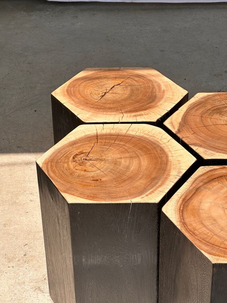 Tables basses - Ensemble de 5 stools hexagonaux en suar bicolore formant mobilier d'appoint modulaire (table basse / assise) - OFFICE OBJETS
