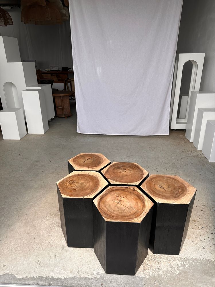 Tables basses - Ensemble de 5 stools hexagonaux en suar bicolore formant mobilier d'appoint modulaire (table basse / assise) - OFFICE OBJETS