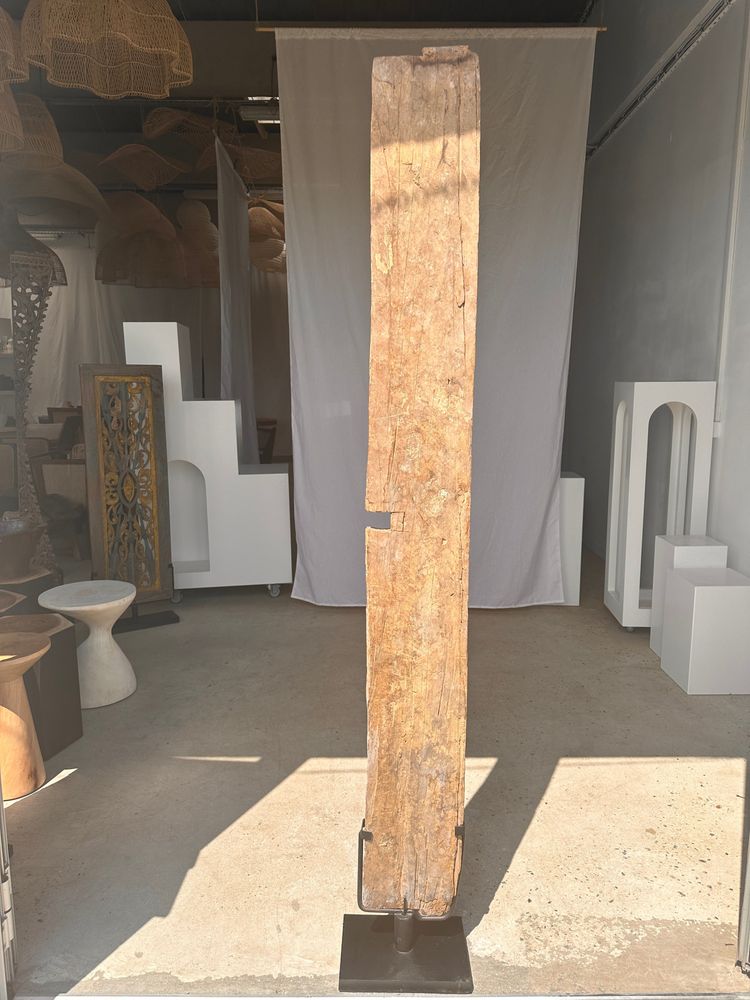 Sculptures, statuettes et miniatures - Elément de construction indonésienne en bois sculpté à motif de croix en frise géométrique rouge, bleue et jaune monté sur socle - OFFICE OBJETS