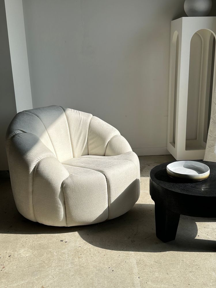 Fauteuils - Grand fauteuil blanc de repos de forme circulaire, garniture tissus blanc - OFFICE OBJETS