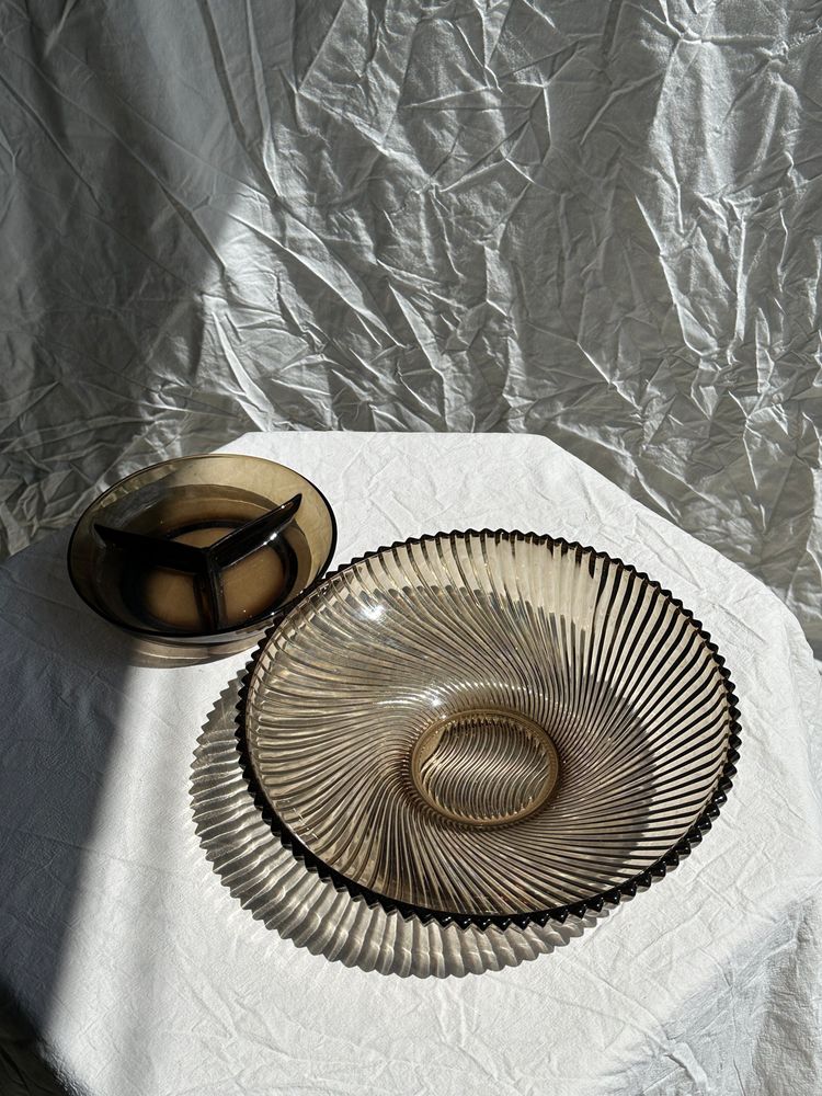 Plats et saladiers - Grande coupe en verre fumé strié Marque France - OFFICE OBJETS