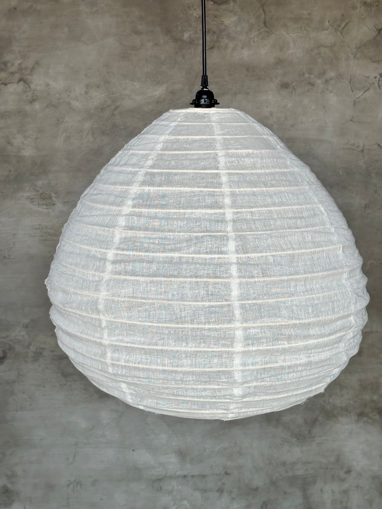 Suspensions - Grande suspension en rotin et lin naturel japonisante en forme de goutte H55 D60 - OFFICE OBJETS