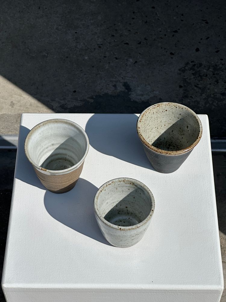 Tasses et mugs - Lot de 3 tasses / mug en céramique indonésienne (noir, mat brun & glacé moucheté) - OFFICE OBJETS