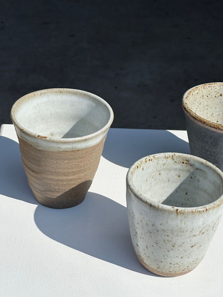 Tasses et mugs - Lot de 3 tasses / mug en céramique indonésienne (noir, mat brun & glacé moucheté) - OFFICE OBJETS
