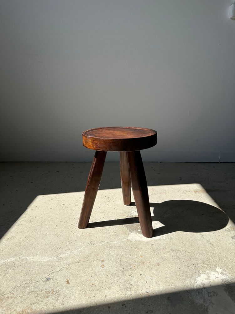 Tabourets - Petit tabouret en bois massif brun assise circulaire creusée H:40cm - OFFICE OBJETS
