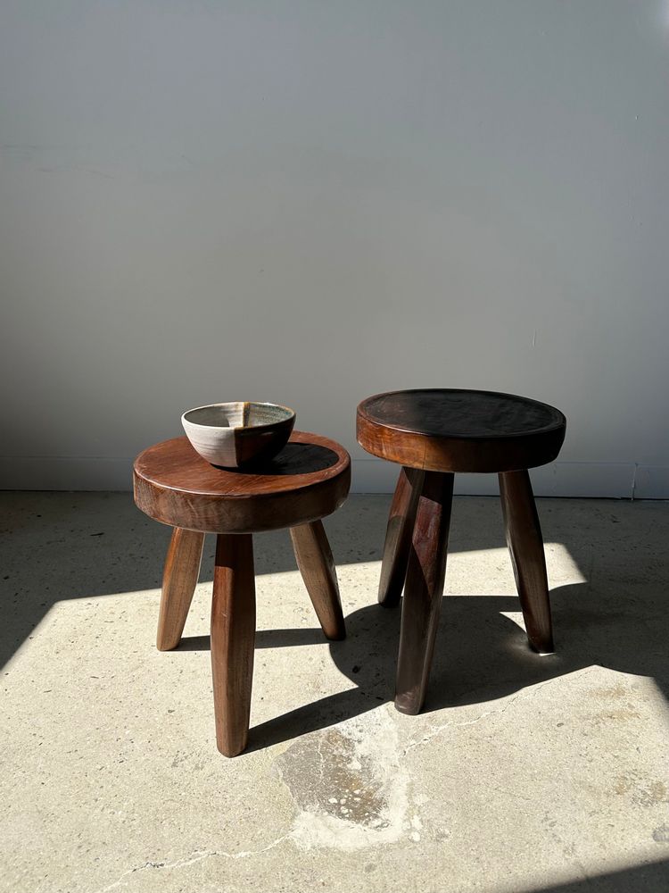 Tabourets - Petit tabouret en bois massif brun assise circulaire creusée H:40cm - OFFICE OBJETS