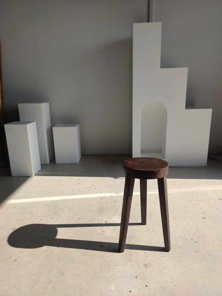 Tabourets - Petit tabouret tripode haut en bois massif brun (1) - OFFICE OBJETS