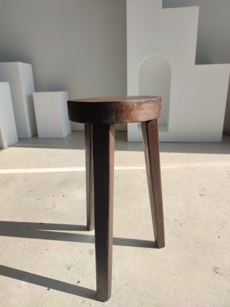 Tabourets - Petit tabouret tripode haut en bois massif brun (1) - OFFICE OBJETS