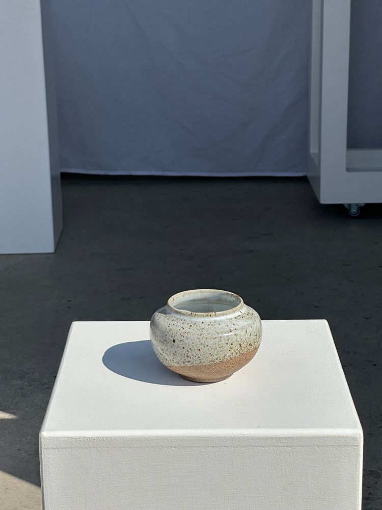 Vases - Petit vase blanc boule col resserré en céramique mouchetée glacée - OFFICE OBJETS