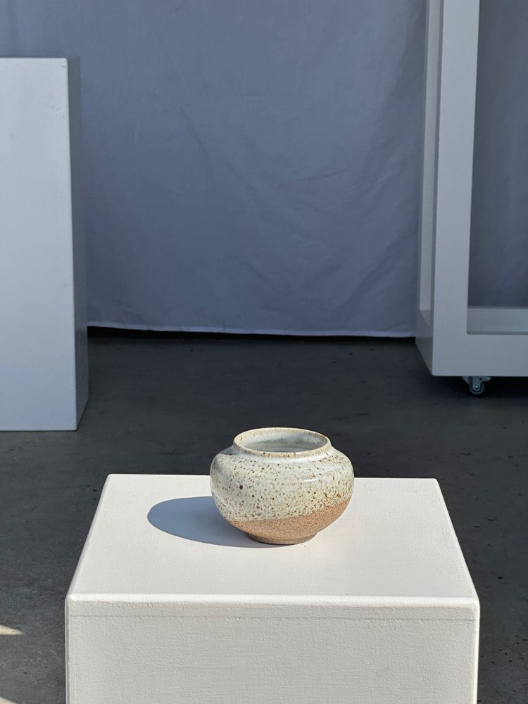 Vases - Petit vase blanc boule col resserré en céramique mouchetée glacée - OFFICE OBJETS