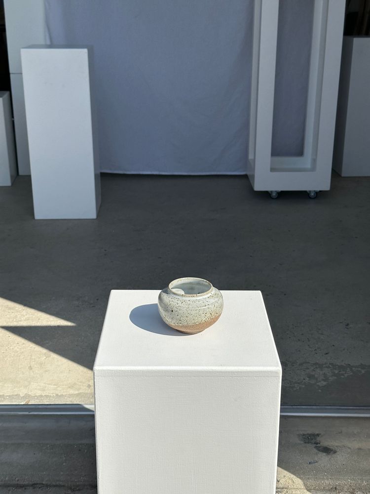 Vases - Petit vase blanc boule col resserré en céramique mouchetée glacée - OFFICE OBJETS