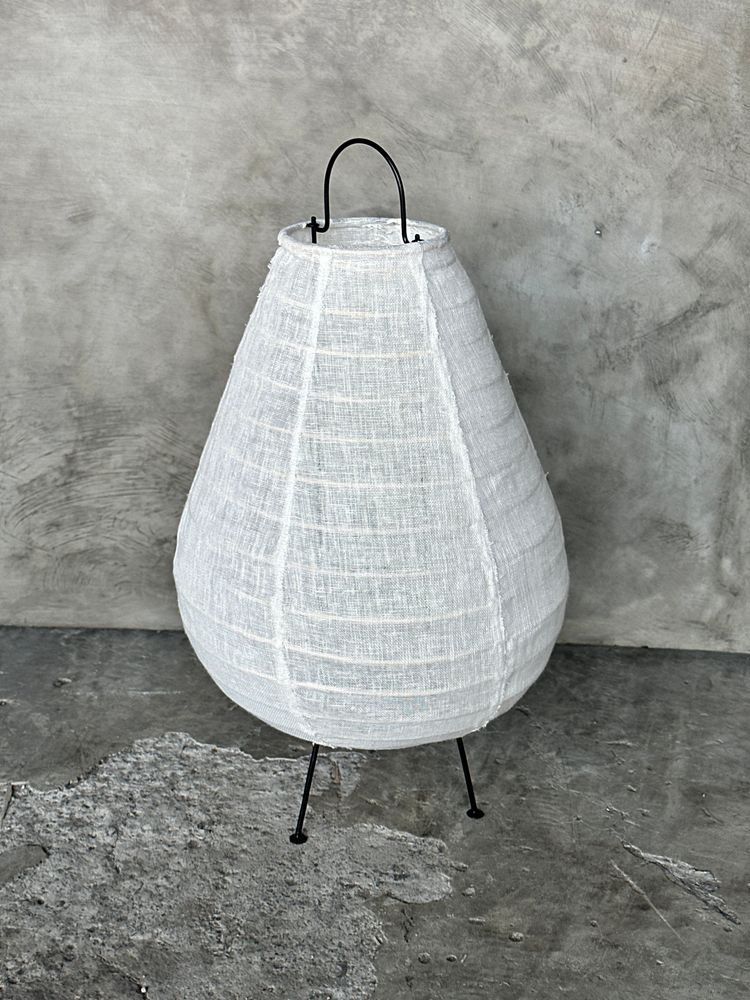 Lampes à poser - Petite lampe à poser japonisante en lin, métal et rotin en forme de goutte H50 D30 - OFFICE OBJETS