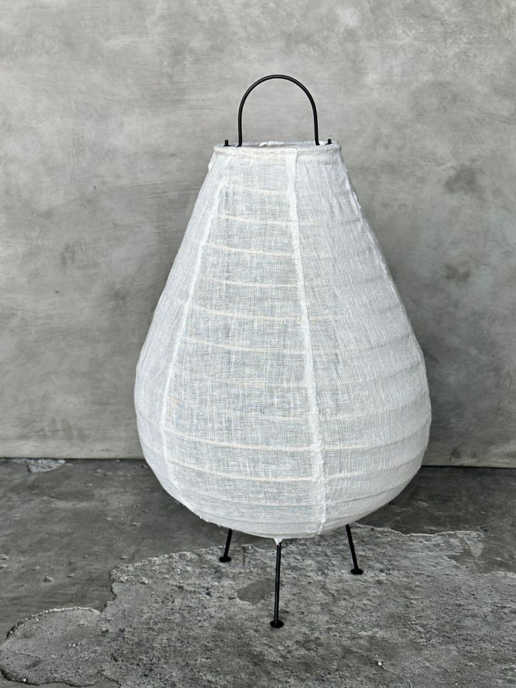 Lampes à poser - Petite lampe à poser japonisante en lin, métal et rotin en forme de goutte H50 D30 - OFFICE OBJETS