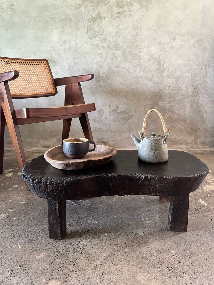 Coffee tables - Small old Asian wooden coffee table in Japanese style, kidney-shaped top - OFFICE OBJETS