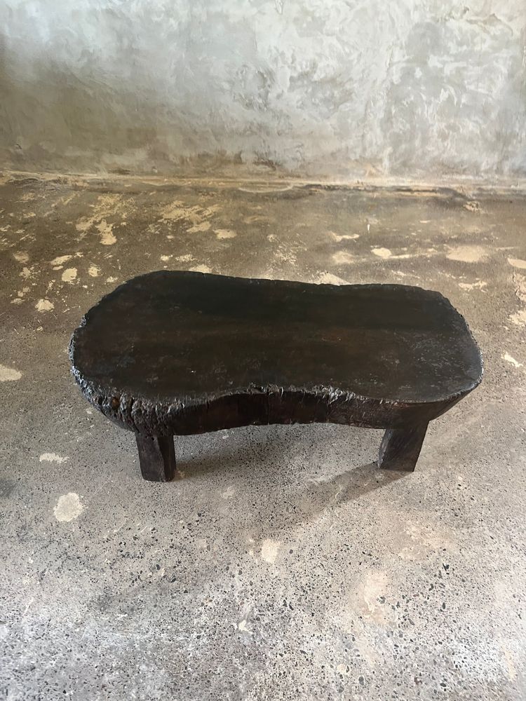 Coffee tables - Small old Asian wooden coffee table in Japanese style, kidney-shaped top - OFFICE OBJETS