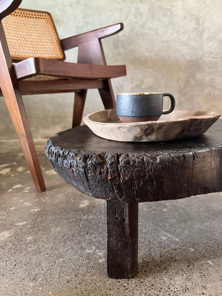 Coffee tables - Small old Asian wooden coffee table in Japanese style, kidney-shaped top - OFFICE OBJETS