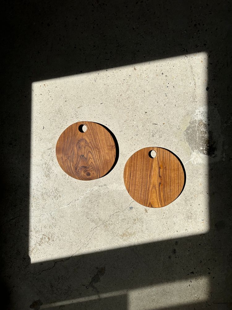 Kitchen utensils - Circular cutting board in openwork monoxyl teak D:25 - OFFICE OBJETS