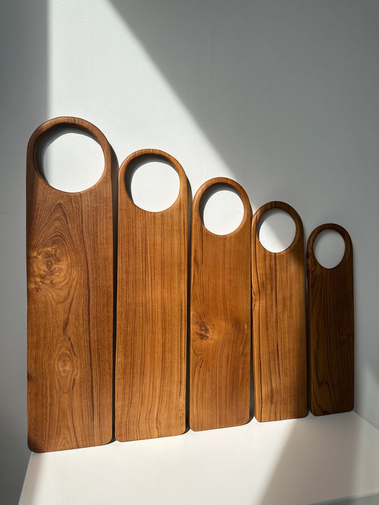 Kitchen utensils - Monoxyl teak cutting or presentation board with handle (T3) - OFFICE OBJETS