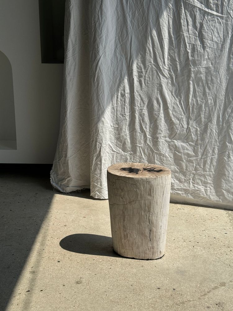 Other tables - Side table in petrified wood, predominantly white with black spots in the heart H:41 D:20 - OFFICE OBJETS