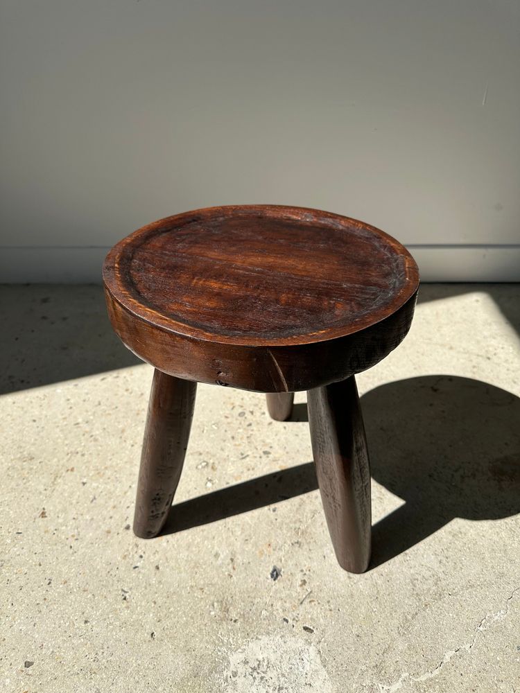 Tabourets - Tabouret tripode en teck upcyclé bas creux - Petit tabouret en bois massif brun assise circulaire creuse H:35cm D:30cm - OFFICE OBJETS