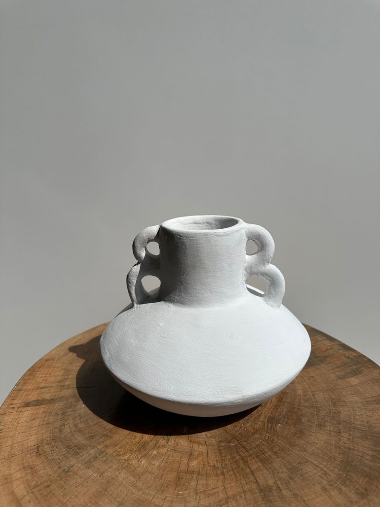 Vases - Vase artisanal en terracotta peint en blanc à double anses H:16 D:20 - OFFICE OBJETS