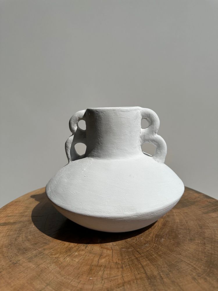 Vases - Vase artisanal en terracotta peint en blanc à double anses H:16 D:20 - OFFICE OBJETS
