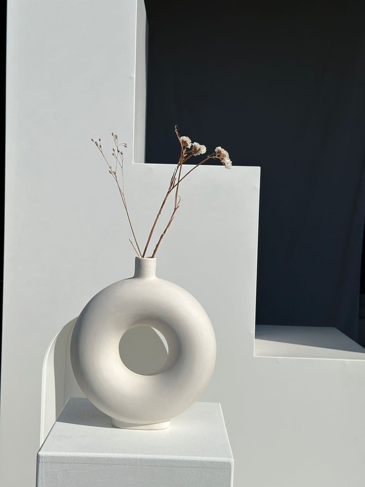 Vases - Vase artisanal soliflore en céramique blanc cassé en forme de roue H30 D;25 - OFFICE OBJETS