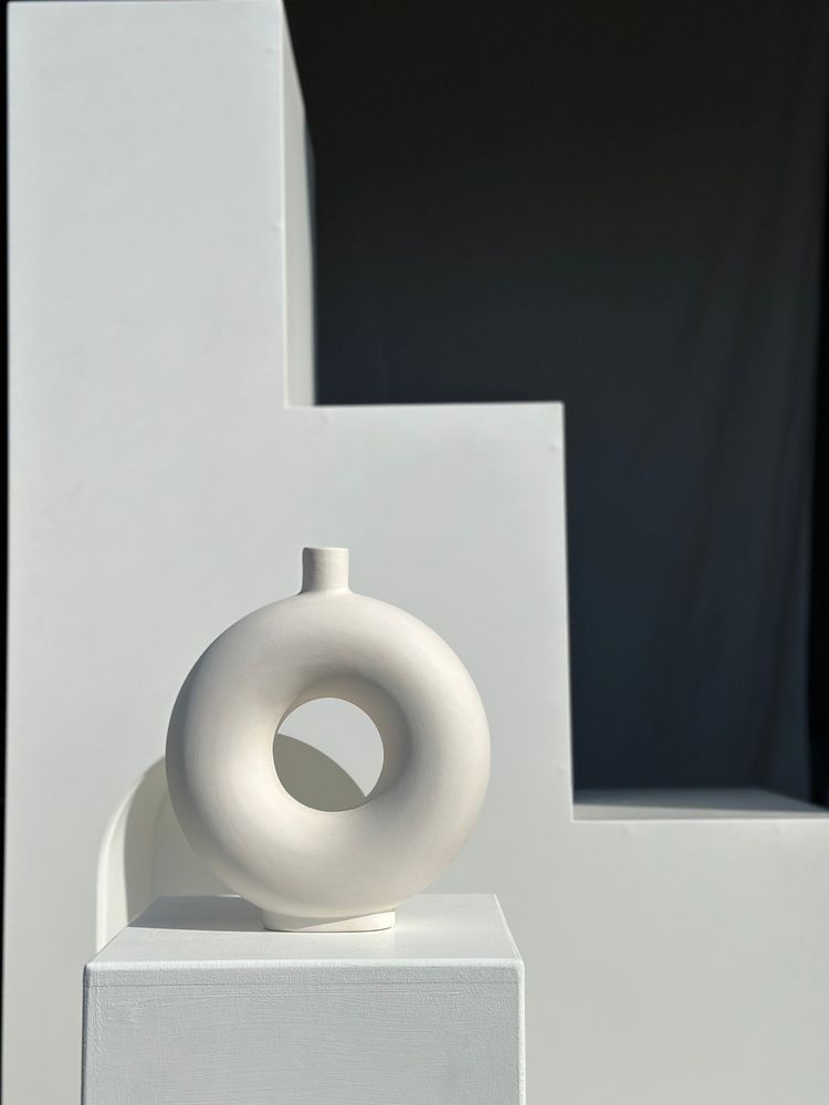 Vases - Vase artisanal soliflore en céramique blanc cassé en forme de roue H30 D;25 - OFFICE OBJETS
