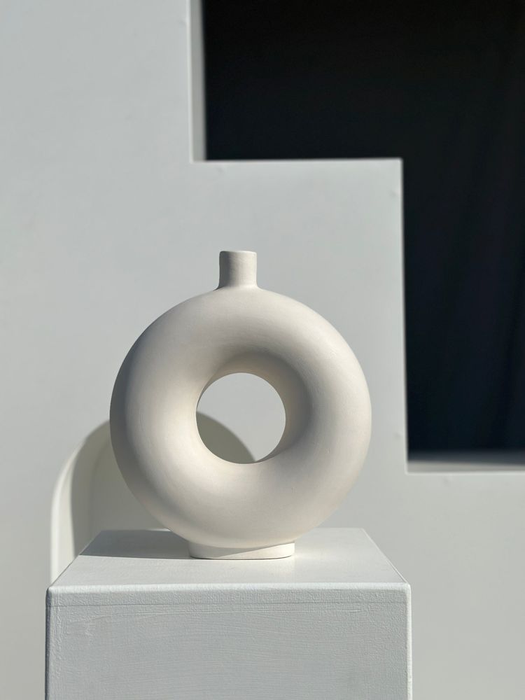 Vases - Vase artisanal soliflore en céramique blanc cassé en forme de roue H30 D;25 - OFFICE OBJETS