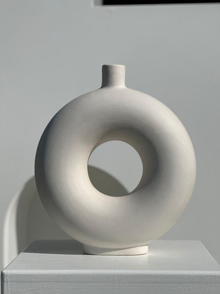 Vases - Vase artisanal soliflore en céramique blanc cassé en forme de roue H30 D;25 - OFFICE OBJETS