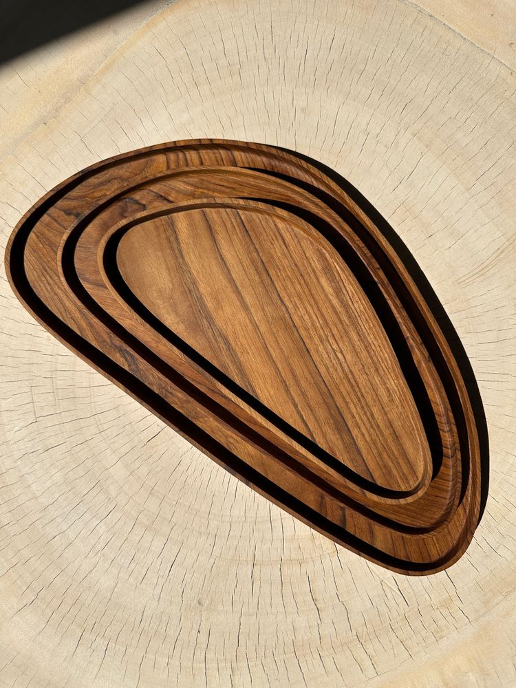 Platter and bowls - Trio of small rounded triangular-shaped trays or cups in monoxyl teak - OFFICE OBJETS