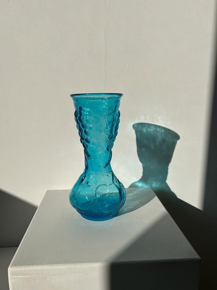 Vases - Vase italien vintage en verre moulé bleu à motifs de fruits en relief H : 26cm - OFFICE OBJETS
