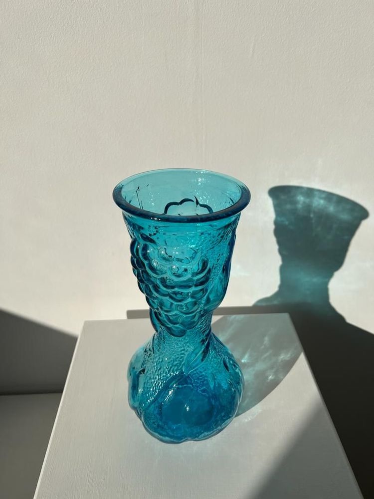 Vases - Vase italien vintage en verre moulé bleu à motifs de fruits en relief H : 26cm - OFFICE OBJETS