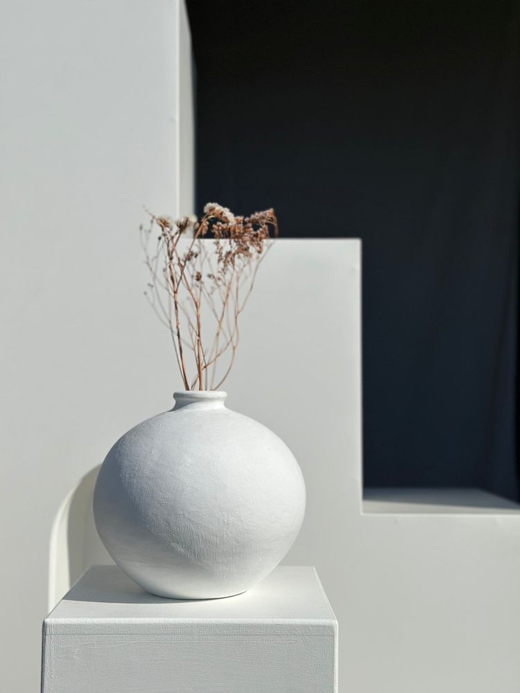Vases - Vase artisanal boule en terracotta peint en blanc H:24 D:26 - OFFICE OBJETS