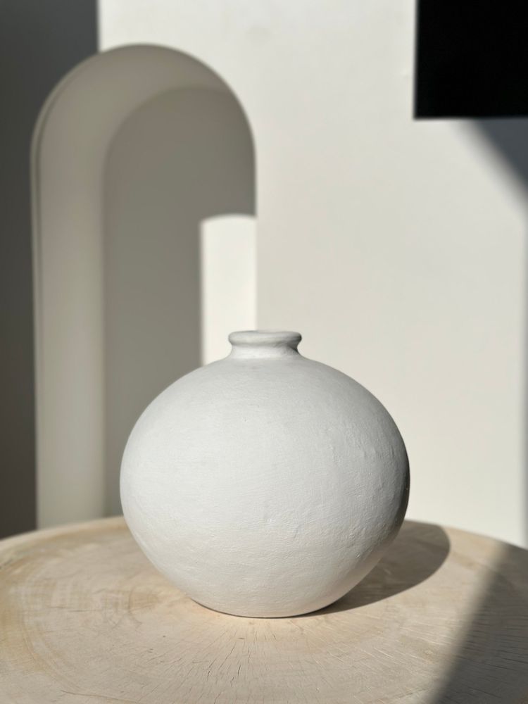 Vases - Vase artisanal boule en terracotta peint en blanc H:24 D:26 - OFFICE OBJETS