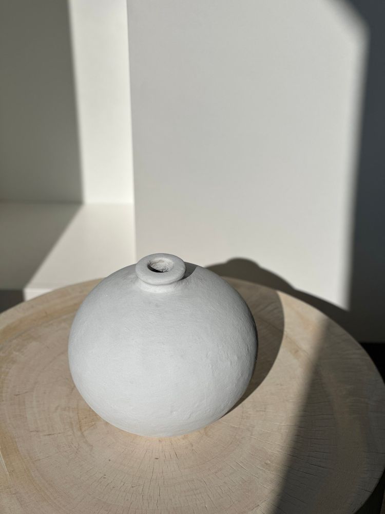 Vases - Vase artisanal boule en terracotta peint en blanc H:24 D:26 - OFFICE OBJETS