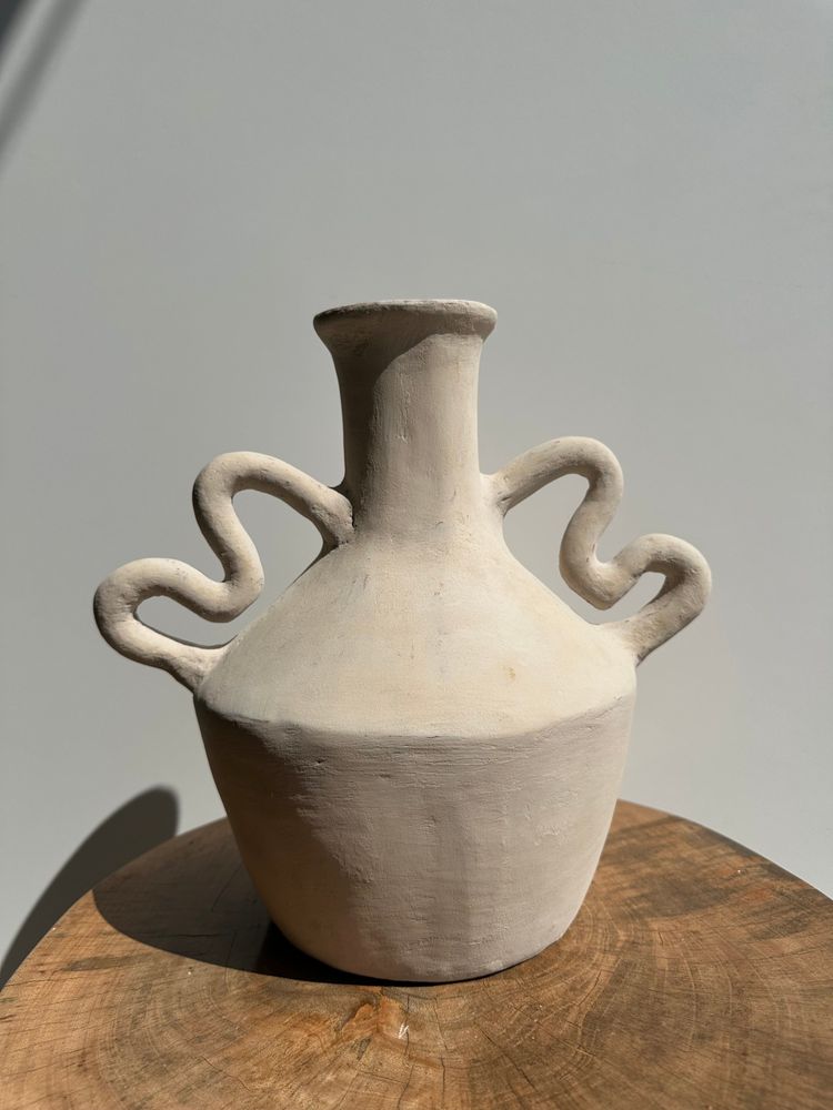 Vases - Vase artisanal en terracotta peint en beige à double anses torsadées H:28 D:32 - OFFICE OBJETS