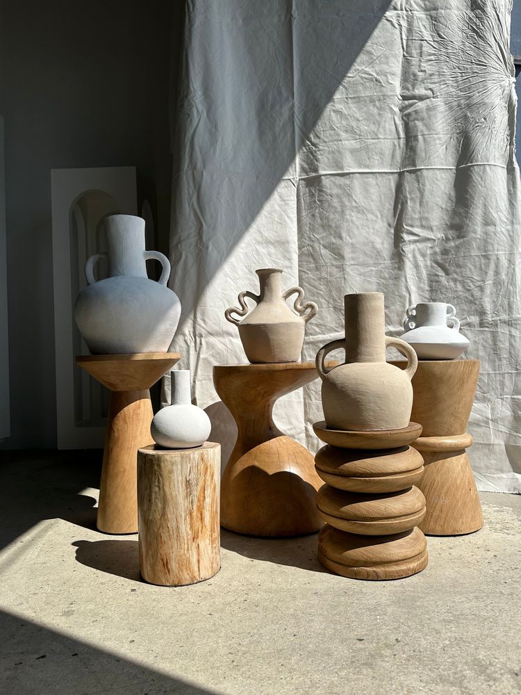 Vases - Vase artisanal en terracotta peint en beige à double anses torsadées H:28 D:32 - OFFICE OBJETS