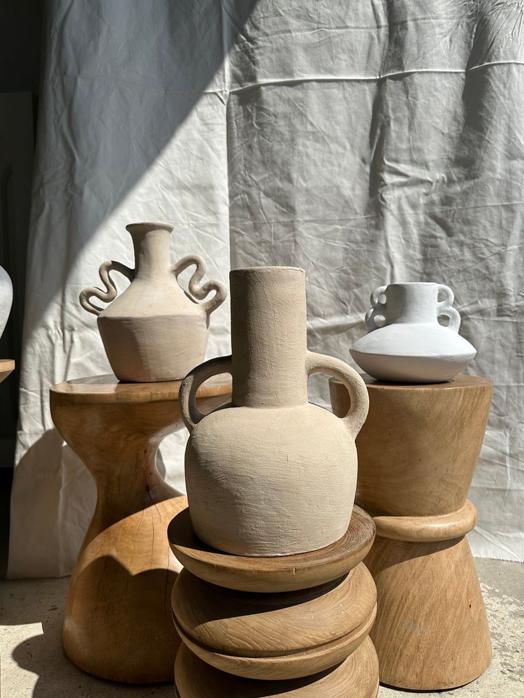 Vases - Vase artisanal en terracotta peint en beige à double anses torsadées H:28 D:32 - OFFICE OBJETS