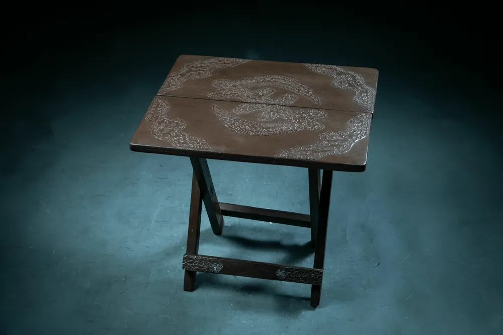 Decorative objects - Wooden and brass folding table from Ghana - QUINTESSENCE AFRICAINE