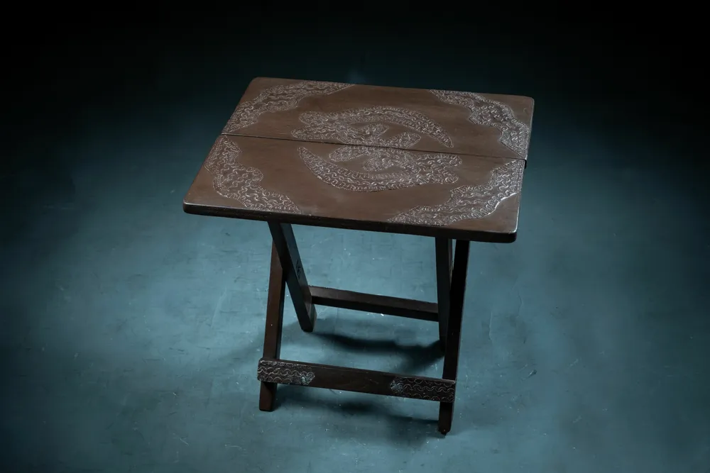 Decorative objects - Wooden and brass folding table from Ghana - QUINTESSENCE AFRICAINE