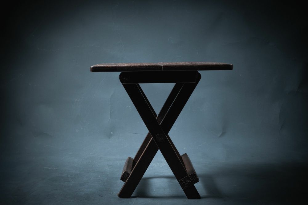 Decorative objects - Wooden and brass folding table from Ghana - QUINTESSENCE AFRICAINE