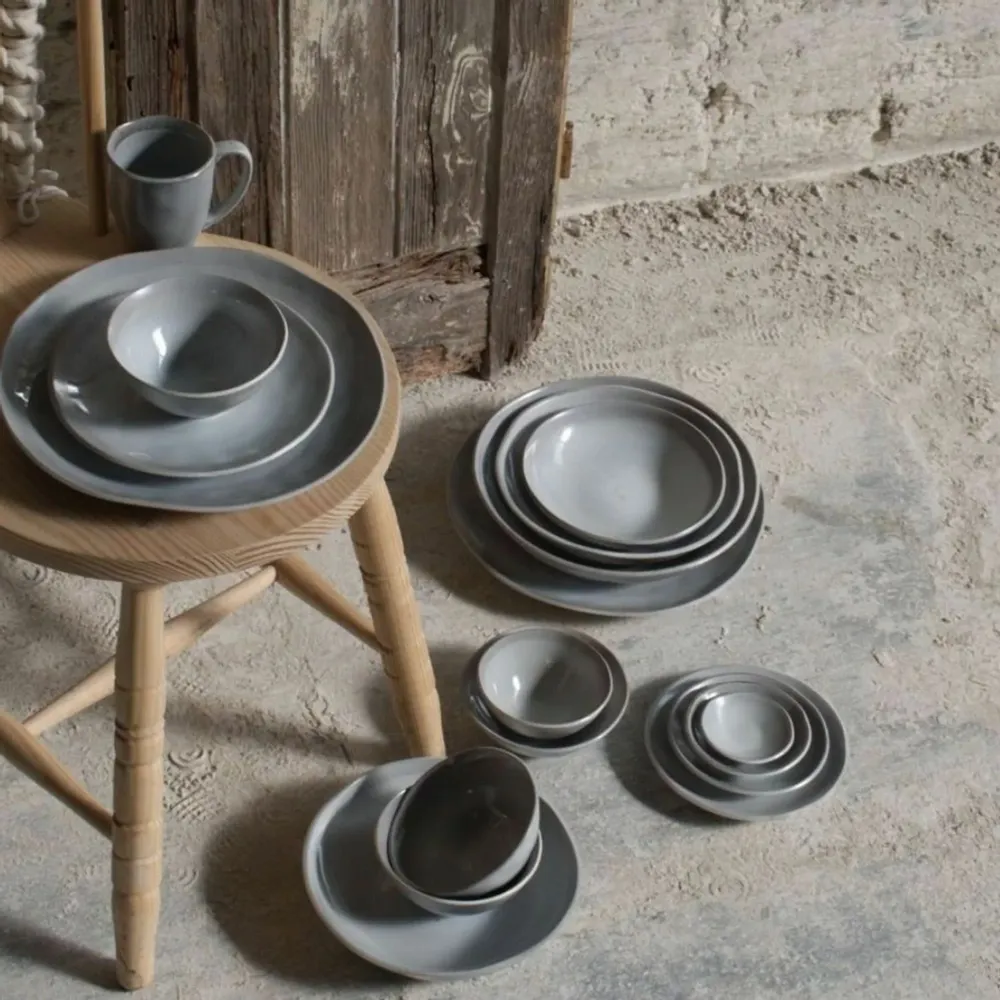 Plats et saladiers - Assiettes MOON. Céramiques portugaises. Gris - SOWL