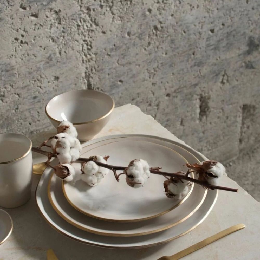 Plats et saladiers - Assiettes SUN. Céramiques portugaises. Ivoire avec bordure dorée - SOWL