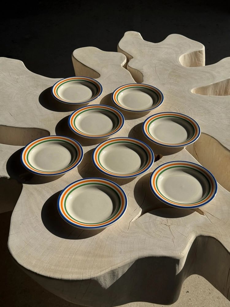 Assiettes au quotidien - 8 assiettes à dessert Made in Romania liseré vert orange bleu - OFFICE OBJETS