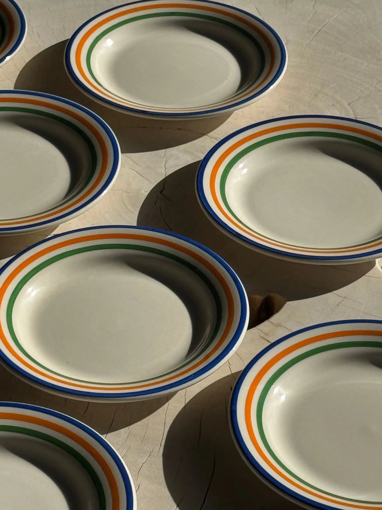 Assiettes au quotidien - 8 assiettes à dessert Made in Romania liseré vert orange bleu - OFFICE OBJETS