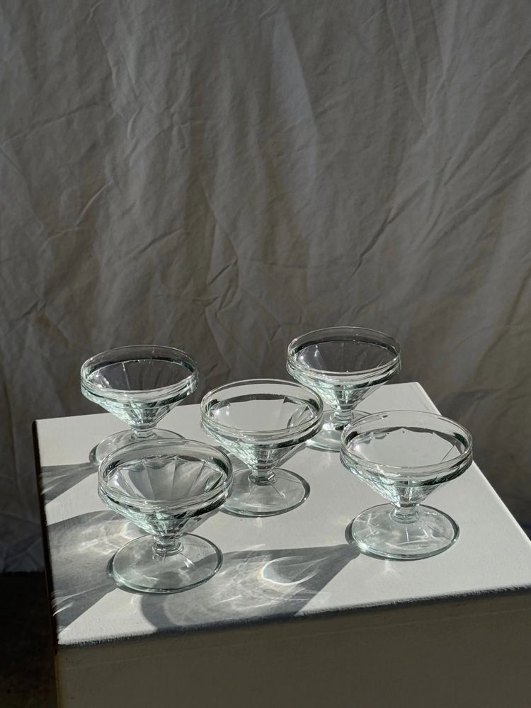Installation accessories - 5 small vintage glass stemmed bowls - OFFICE OBJETS