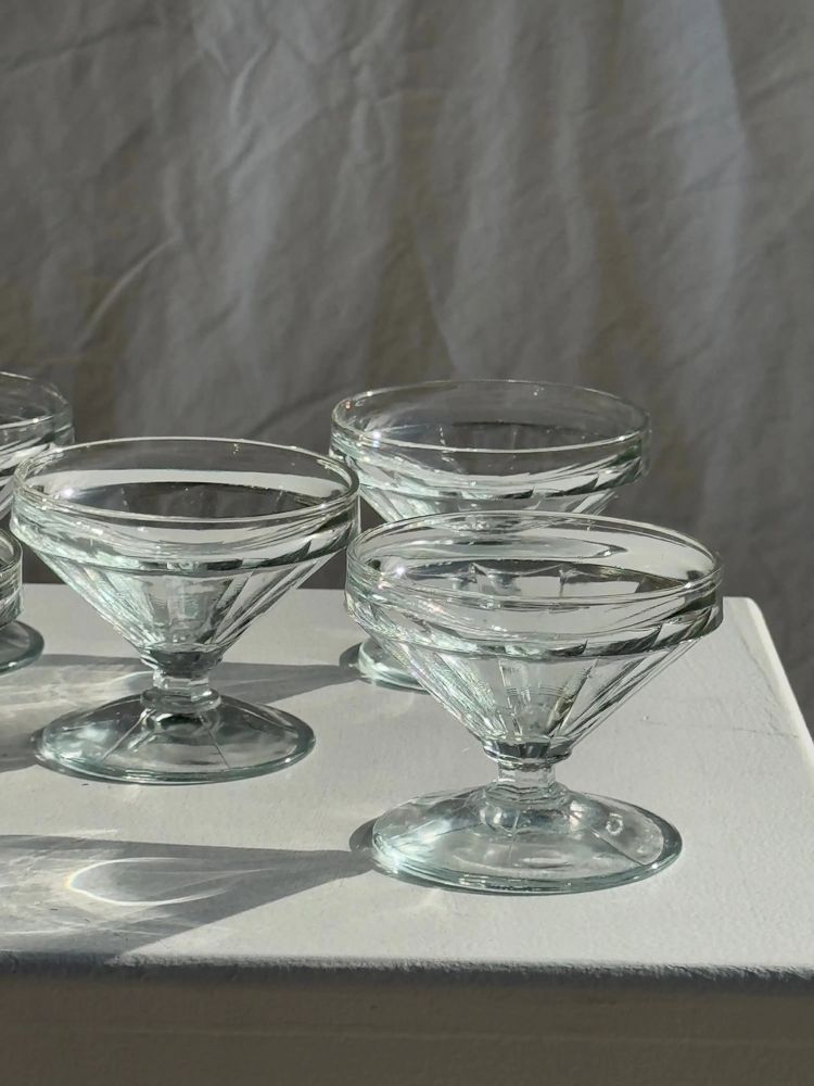 Installation accessories - 5 small vintage glass stemmed bowls - OFFICE OBJETS